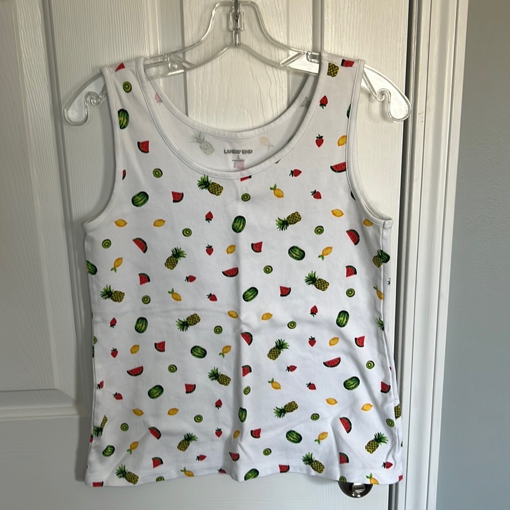 Lands End essential tank size Small
